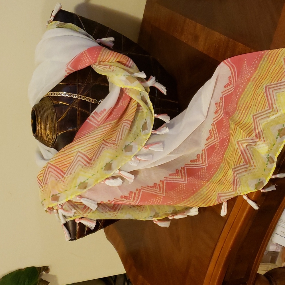 L.I.B. New York, square, hand crafted scarf - Picture 2 of 4